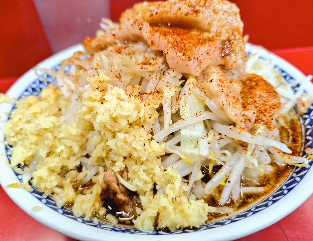 ラーメン二郎 越谷店
ラーメン+生姜

衝撃のチョコ入れますか依頼ランチ凸

切れ味抜群塩っぱ非乳化スープ超うま定期、レンゲ止まらん😎
シャキ野菜はトロ甘背脂と食ってみマジとぶぞ
ムニムニでムチムチな神食感コシジ麺を堪能からの柔らかジューシー豚で超腹パン🙏

 #ラーメン二郎  #ラーメン