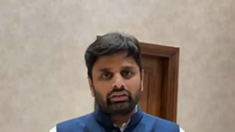 greatandhranews's tweet photo. డ్రగ్ టెస్టులో టీడీపీ ఎంపీ పుట్టా మహేష్‌కి  పాజిటివ్

నిన్న‌ డ్రగ్ టెస్ట్ కిట్‌లో నెగిటివ్.. ఇవాళ నిర్వ‌హించిన టెస్ట్‌లో టీడీపీ ఎంపీ పుట్టా మ‌హేశ్‌కు పాజిటివ్ వ‌చ్చిన‌ట్లు ప్ర‌క‌టించిన  ఈగ‌ల్ టీమ్ ఎస్పీ https://t.co/zVtAYJs6id