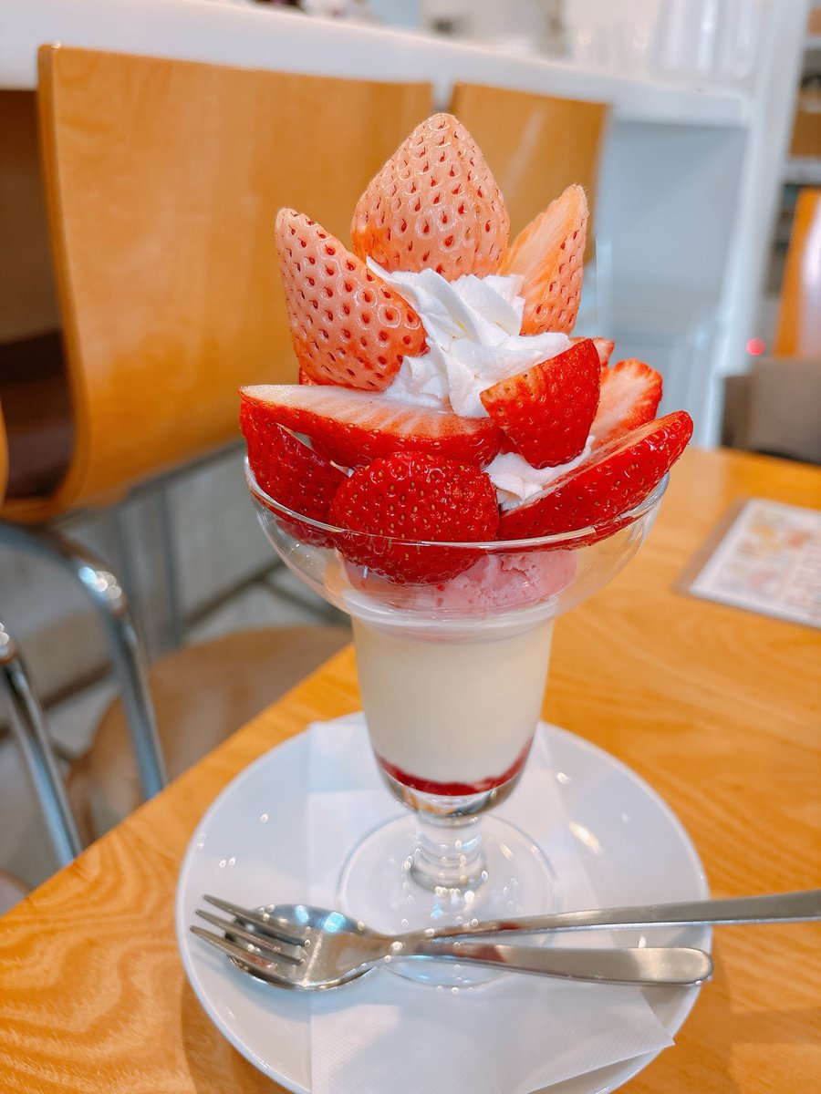 hannylemon's tweet photo. ちょうど席が空いてほとんど待たなかった
白いいちごの入った３種のいちごのパフェ https://t.co/FkqMkeP58w