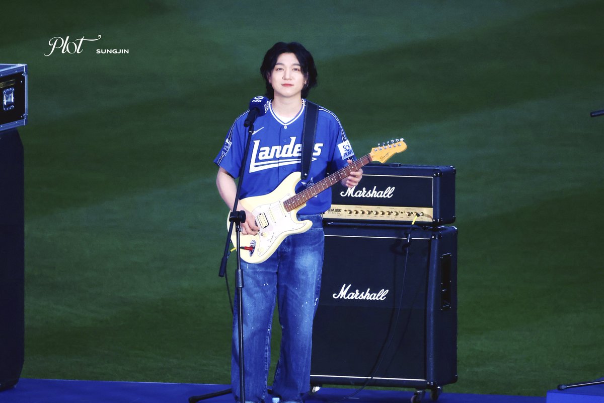 ๐๐ฅ๐จ๐ญ tweet media