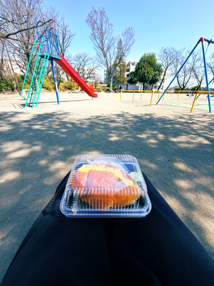 公園で日向ぼっこしながらサンドイッチ食べるだけの幸せが感じられるな…
