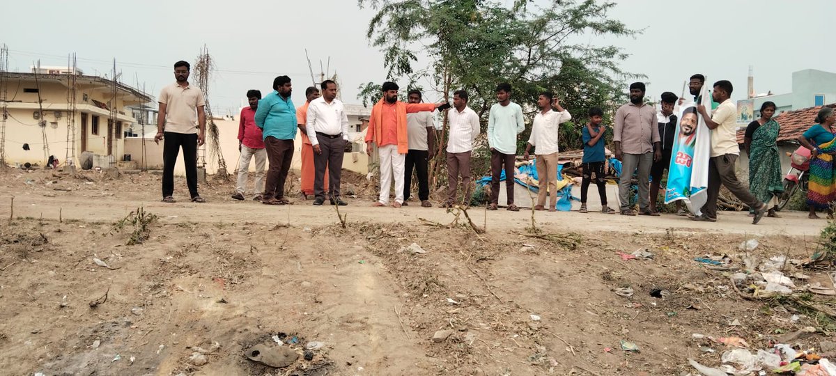 Mcttoopran2018's tweet photo. As Part of Prajapalana -Pragati Pranalika 99days Action Plan Commissioner P.Ganesh Reddy garu organized special Sanitation Drive in all wards,Dogs Catching &amp; Sterilization and Distribution of PPE kits to Sanitary Workers @cdmatelangana @Collector_MDK @tksreedevi @SwachhBharatGov https://t.co/C55qhIenhn