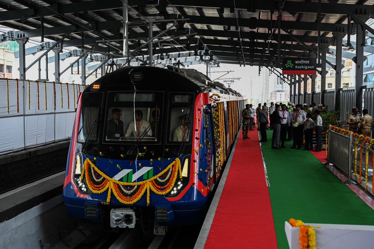 RitikaChopra__'s tweet photo. Where is the money going? Mumbai's transport plan through 2034 allocates just 3.9% to buses. Roads and highways get 40.9%. Metro gets 43.1%.

The metro is real progress, but the researchers flag a catch. It only helps if it's integrated with local bus services for first and last mile connectivity. Without that, it won't reach the areas that need it most.
(5/10)
