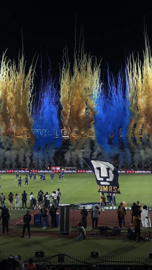 El recibimiento de hoy es BRUTAL. 

Pumas es un grande como su afición.