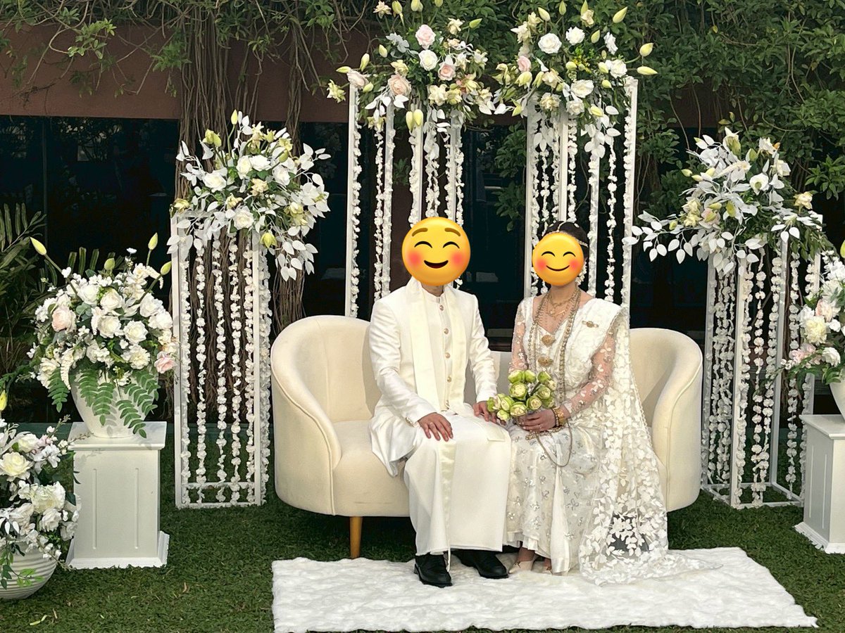tlinkryo's tweet photo. 帰国から時間が経ったけど、スリランカで結婚式を挙げました。
日本人の夫婦がスリランカ式の結婚式をしたのは初だそうで、現地の知らない人が大勢来て賑やかでした〜🙌

曲芸レベルの太鼓やダンス、祝福の歌や儀式など、
すべてが新鮮でとっても良い体験だった！ https://t.co/acccdexa43