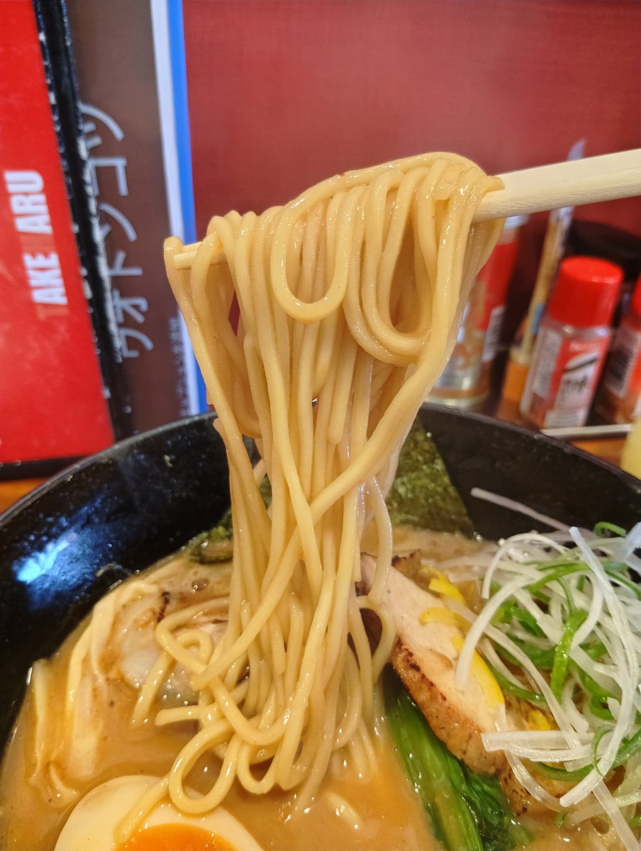麺屋 武春
徳島県徳島市川内町
東大×武春×🐟
魚豚骨(ウオトンコツ) 醤油味 麺大盛
#ラーメン 
#中華そば

期間限定メニュー

ラーメン東大のスープと武春のスープをブレンドした上で、アジ、サバ、ウルメを入れて魚介感丸出しのコラボメニュー。