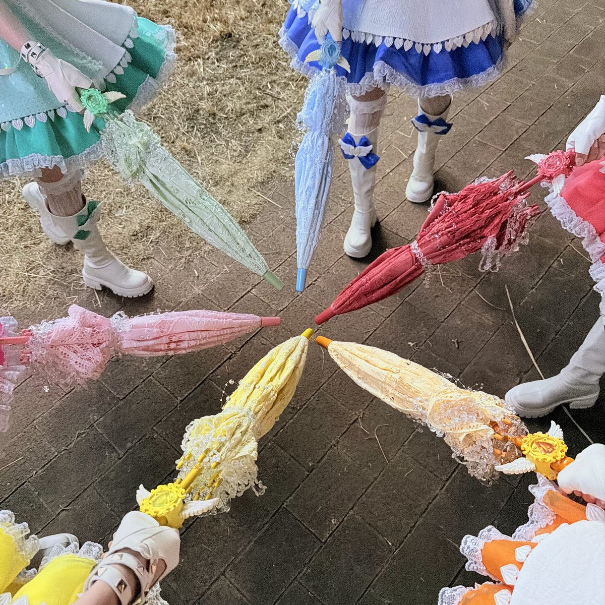 🤍🪽

      本日1stEP『 White Piuma 』
⋱      リリースイベント👑🪽     ⋰

🤍3/15(日)開場 18:40 / 開演 19:00
🤍タワレコ新宿店9F
straight-angeli.com/schedule/item-…

トークショーは観覧無料🗣️🤍
撮影会では魔法のアンブレラを持ちます🪄︎︎☂️
ご来場お待ちしております🪽

#StraightAngeli #ストアン