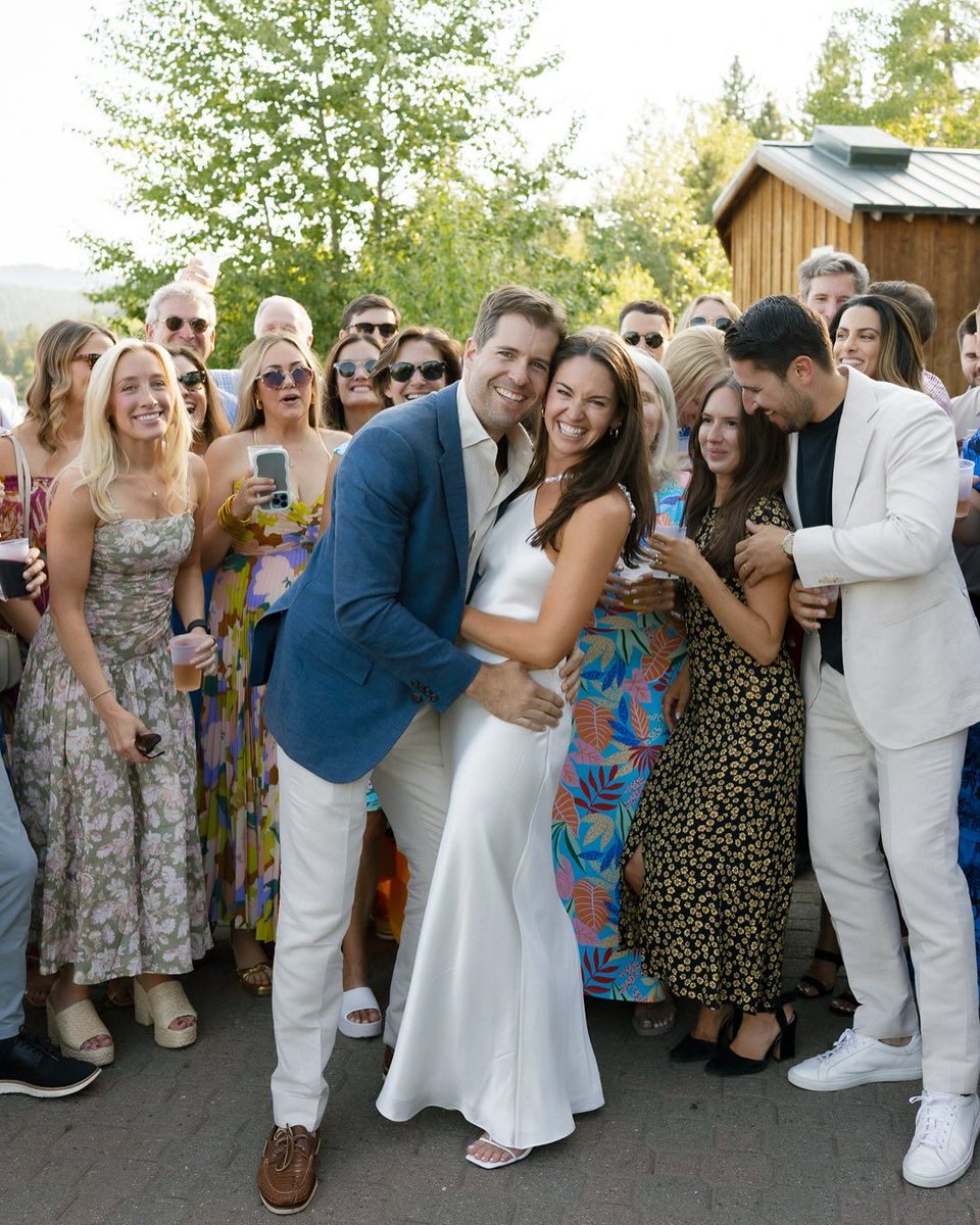 vawedmagazine's tweet photo. The Perfect Wedding Weekend: A Timeline from Rehearsal Dinner to Farewell Brunch https://t.co/J5aJqD4x79 https://t.co/qJqgmkLOdK