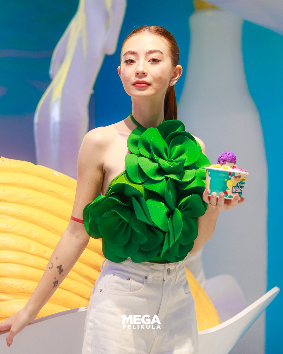 MegaKapamilya's tweet photo. FYANG, SLAY WITH HALO-HALO!

Slay ang dating ni Fyang Smith habang nag-e-enjoy sa halo-halo sa The Dessert Museum. Fresh at blooming ang Kapamilya star habang i-ne-enjoy ang malamig na dessert.

#MEGAkapamilya #FyangSmith #MangInasalCREAMINESS #HaloHaloDatewithFYANG @manginasalph https://t.co/8KmvFrGRVy