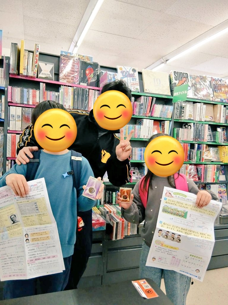 754Lawson's tweet photo. さっそく100点満点のテストを見せてくれました！すごい！✨ ポケカも勉強もこの調子で頑張ってね！！
お祝いに古いエネルギーカード、パック、キーホルダーをプレゼントしました🎁 https://t.co/0kv5uxc9RB