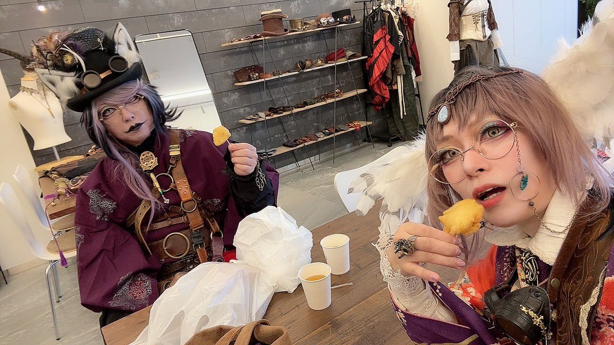 #帯屋町スチームパンク入門展
2日目!!
日曜市堪能しながら楽しんでますー!!!
16時までやってます!!!🐈‍⬛🦅✨
 #すち研  #すちーむぱんく研究会