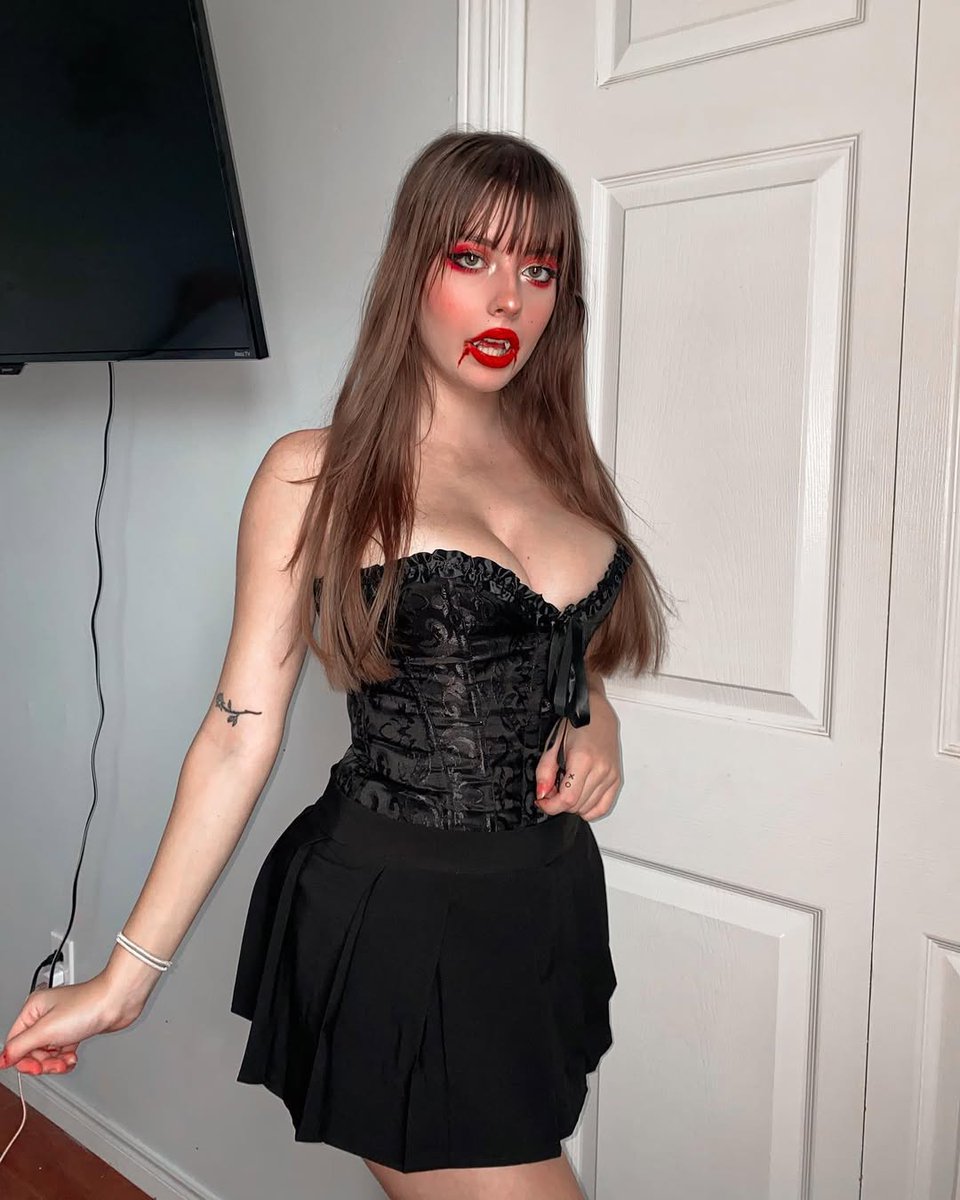juliaaburch75's tweet photo. Vampire girl 🦇 What're you dressing up as for Halloween this year? 🎃🍁💀 https://t.co/I3qglnK7DX