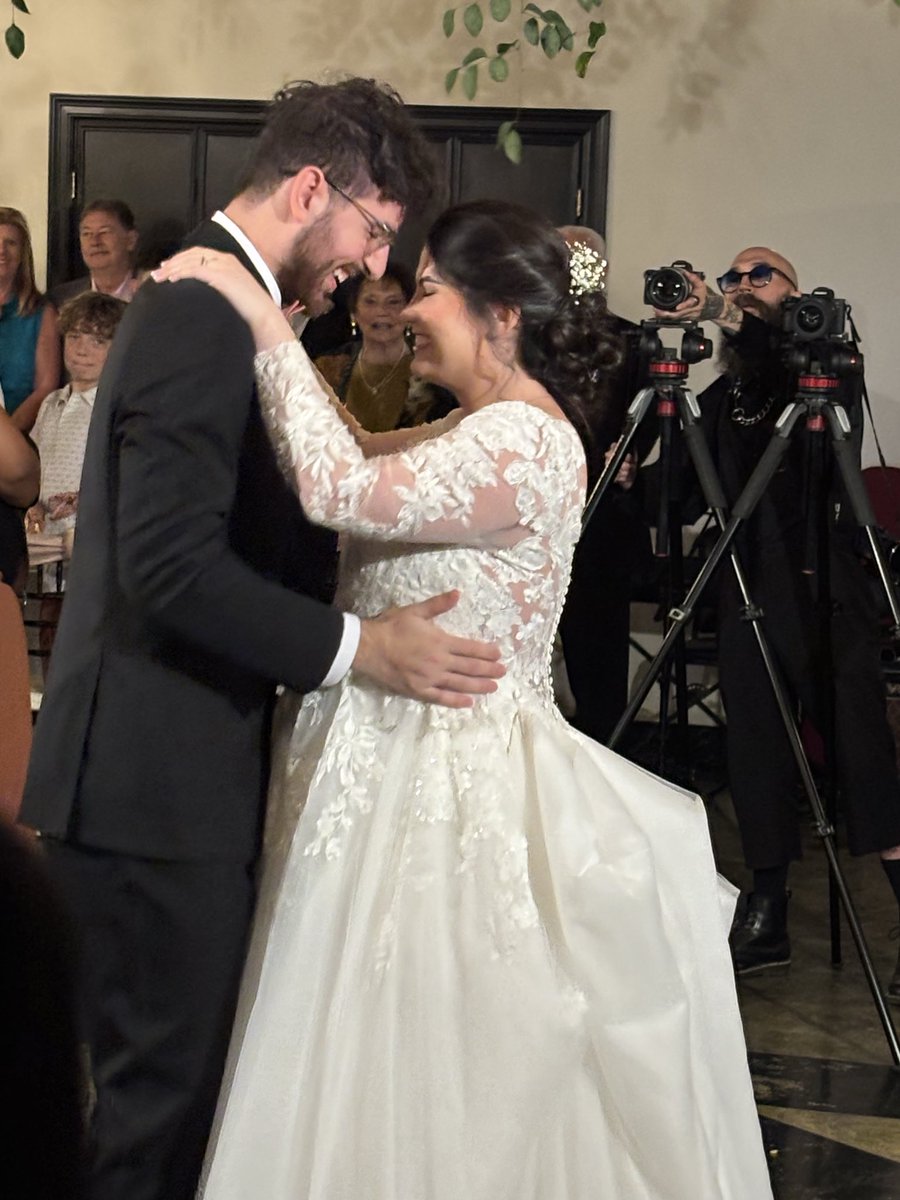 beaux1111's tweet photo. We had a ball at the wedding, and the newlyweds looked radiant! Just a few precious moments to share of our incredibly blessed life! A little sunshine in a world gone mad! Welcome Elizabeth and Gabriel Chavez! Baby Lucas is on the way!🥰
#weddings https://t.co/aZljFwZP14
