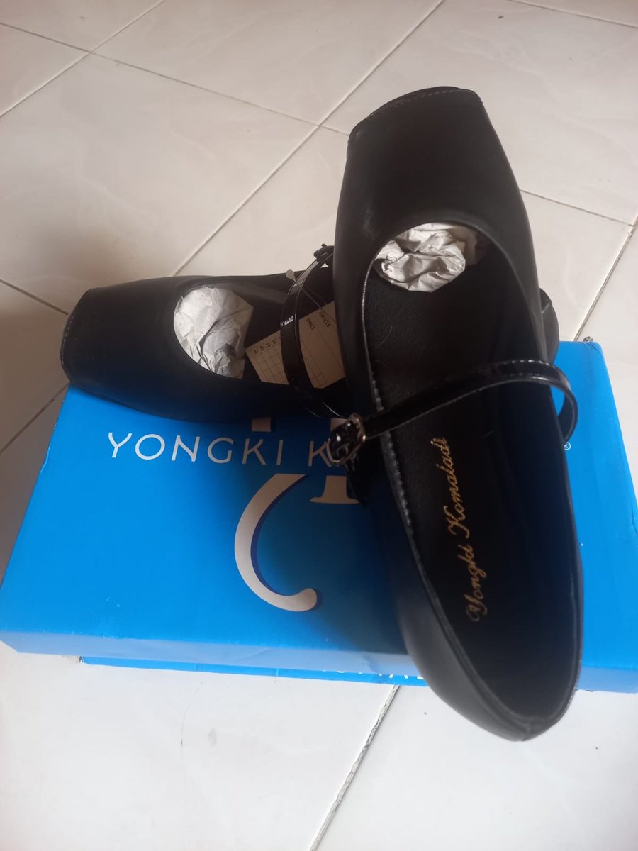 egaage_'s tweet photo. pict 1: (new) wts flatshoes yongki komaladi size 37, harga 65k
pict 2: (new) avoskin naufa pure olive oil bar soap 15k
pict 3: (new) rok connexion warna navy size 14, harga 70k
pict 4: (new) cardinal jeans wanita size xl, harga 140k https://t.co/M0fHBXsIIi