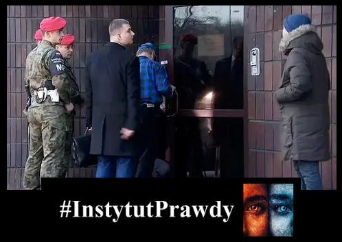InstytutPrawdy's tweet photo. Nocny nalot na biuro NATO. Jak PiS skompromitował Polskę w oczach sojuszników.

W 2015  r. rząd PiS doprowadził do jednego z najbardziej kompromitujących incydentów w historii relacji Polski z NATO.

W nocy z 17 na 18 grudnia, na polecenie ministra obrony Antoniego Macierewicza, do siedziby NATO Counterintelligence Centre of Excellence w Warszawie wkroczyła Żandarmeria Wojskowa.
Towarzyszyli im urzędnicy Ministerstwo Obrony Narodowej oraz… cywil.
Tym cywilem był Bartłomiej Misiewicz- partyjny współpracownik Macierewicza, który nie był oficerem, funkcjonariuszem służb ani pracownikiem NATO.
Nocna akcja polegała na siłowym przejęciu dokumentów i odwołaniu kierownictwa centrum. Instytucji, która działała w strukturze współpracy z NATO.

BBC opisywało wydarzenie jako „night-time raid” (nocny nalot) na biuro związane z NATO. Podkreślano, że akcja wywołała pytania o koordynację Polski z sojusznikami.
The Guardian npisał, że wkroczenie żandarmerii i cywilów do biura NATO było „bezprecedensowe” i może zwiększyć obawy sojuszników dotyczące zmian w polskich instytucjach bezpieczeństwa.
Artykuły w The New York Times  wskazywały, że zdarzenie jest częścią szerszego konfliktu politycznego w Polsce dotyczącego kontroli nad służbami i wojskiem.

 Sojusz domagał się wyjaśnień. Eksperci bezpieczeństwa alarmowali, że Polska wysyła sojusznikom sygnał chaosu i upolitycznienia spraw wojskowych.
Zaufanie w NATO opiera się na przewidywalności i profesjonalizmie.
Kiedy do instytucji współpracującej z sojuszem wchodzi nocą żandarmeria razem z partyjnym działaczem – trudno mówić o powadze państwa.

Dziś szczególnie ironicznie brzmią próby blokowania europejskiej współpracy w obszarze bezpieczeństwa, jak sprzeciw wobec Security Action for Europe (SAFE).

Najpierw kompromitujące akcje w instytucjach NATO, a potem wetowanie inicjatyw wzmacniających bezpieczeństwo Europy.

Tak właśnie wygląda „odpowiedzialna” polityka bezpieczeństwa według PiS.

Autor: @t_bogumila 

#InstytutPrawdy