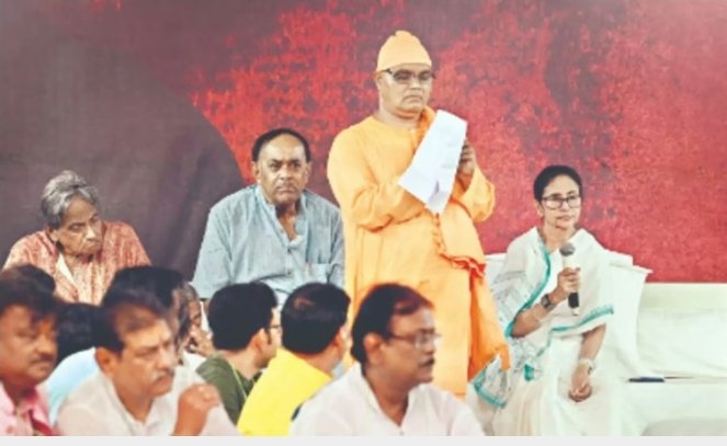 A monk joined CM Mamata Banerjee's protest, introducing himself as head of Minakhan Ramkrishna Sarada Mission. He claimed his name was deleted in SIR.
Today, Ramakrishna Sarada Mission gave newspaper ads, stating it doesn't have branch in Minakhan, and no monk associated with it