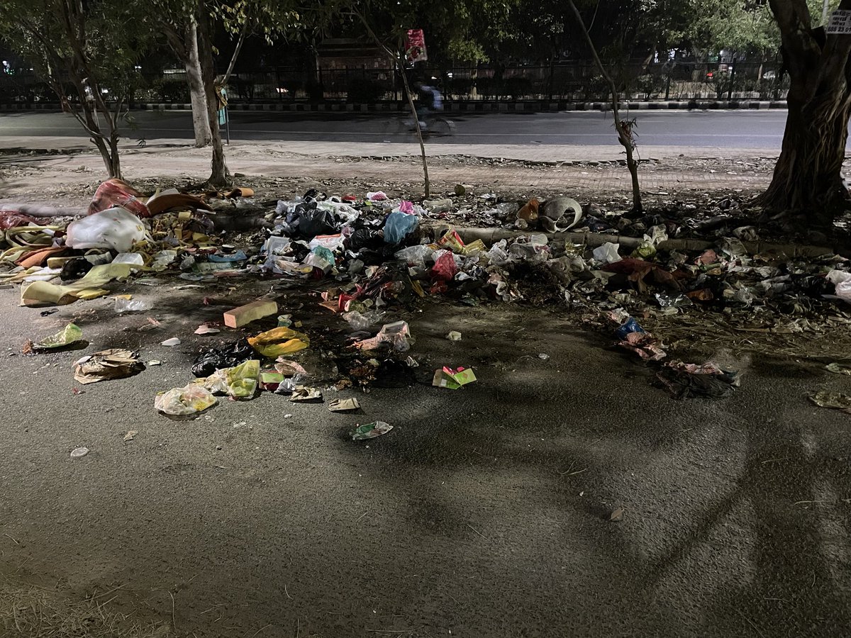 K__Sunil's tweet photo. @MCD_Delhi @CMODelhi @MoHFW_INDIA @PMOIndia Sorrowful state outside DPS Apartment, Dwarka Sec4, Delhi. This is a daily affair, my heart pains with displeasure. Someone @theskindoctor13 @raghav_chadha retweet so it reaches authorities. Garbage all around, dug up roads.What a pity! https://t.co/QWBqqsz1vL