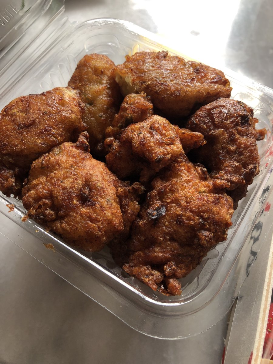 パリのスーパー前でアルジェリア人の人が「謎の魚肉唐揚げ」を売ってたので買おうとしたら、
「日本人？これはプレゼントだ。昔、日本を旅したとき日本人にすごく良くしてもらった。そのお礼を今お前に」
って一箱くれた。この🇩🇿人に優しくしてくれた日本人の皆さん、ありがとう！