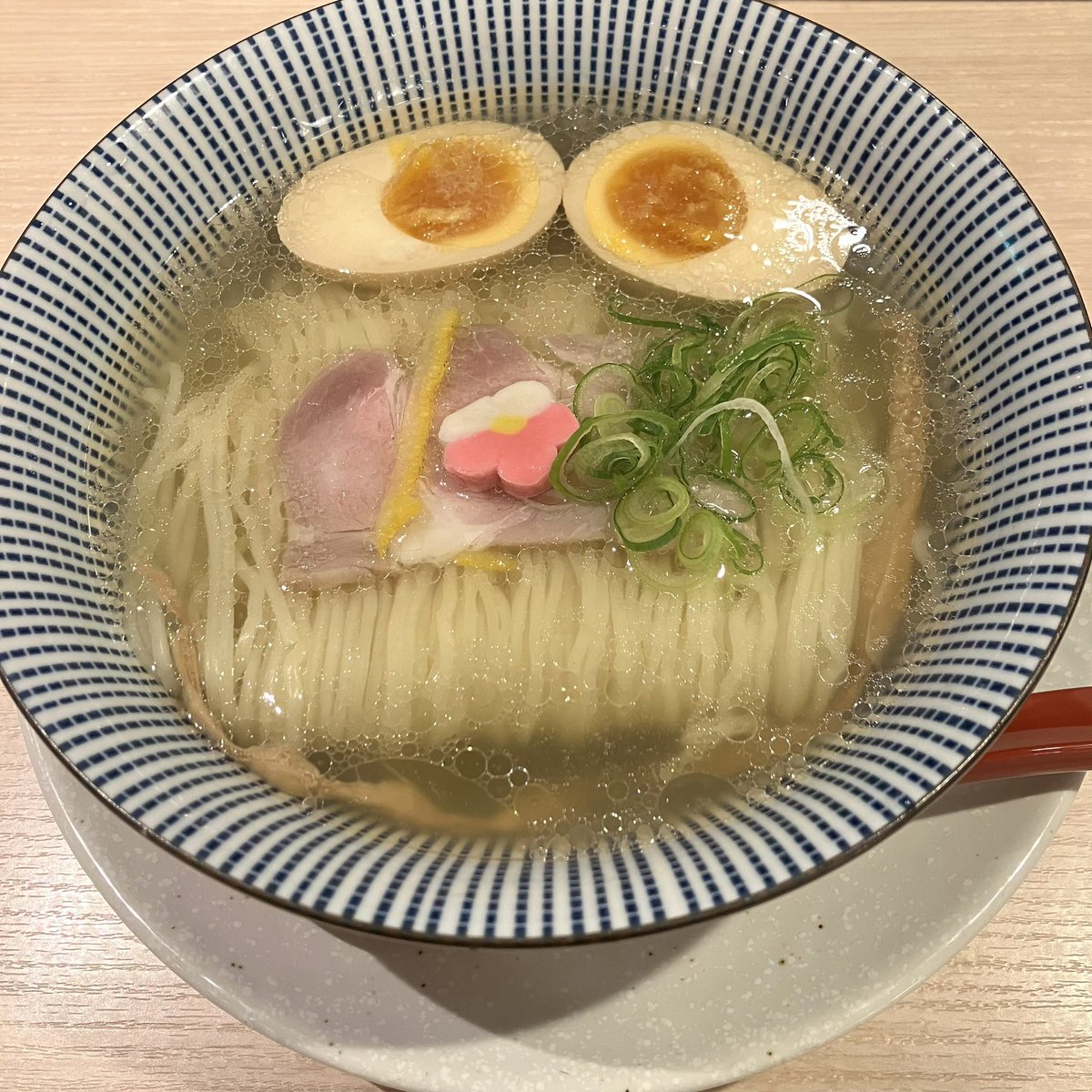 外出ついでに気になっていた鯛塩ラーメンいただきました🍜
鯛のお出汁がしっかりしてて、また柚子が合う…☺️
美味しくいただきました😋

それにしても…なんかちょっと悲しげな困り顔にしか見えん、このラーメン😂🍜

#鯛塩そば灯花