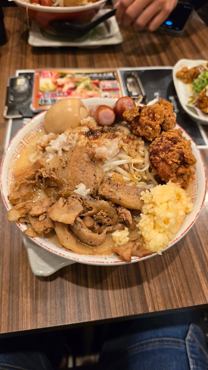 Kakuhen111's tweet photo. @7QyECkRGfm5bq9c 僕も「全員優勝」の後、ラーメン行きましたよ🍜
サンボのLIVE　熱いですね https://t.co/OfPL5SHul8