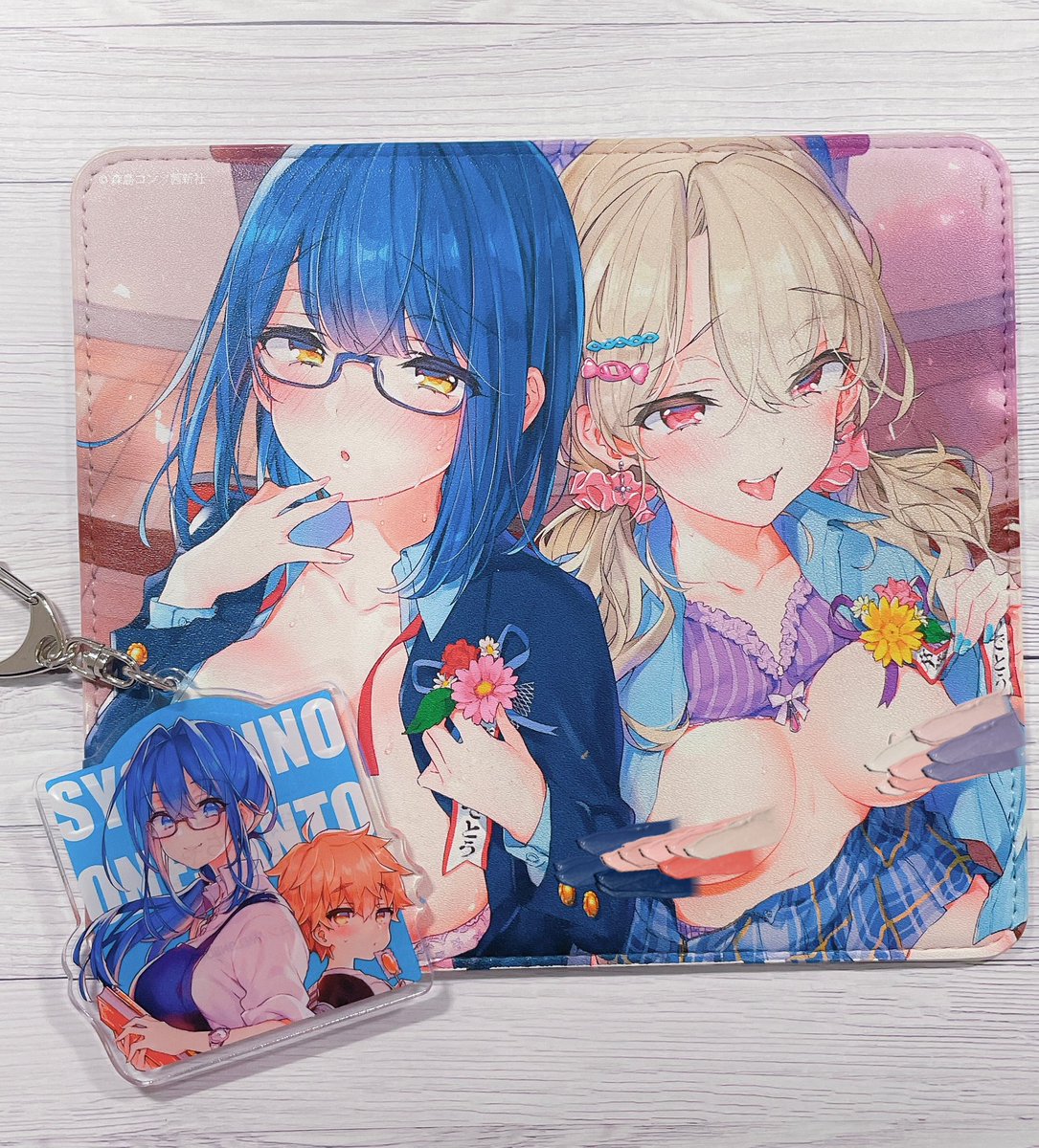 こちらのグッズ予約の締切が本日までとなっておりますのでよろしくお願いいたします
手元にあるグッズと写真を載せてみましたので良ければご参考に✨️アクリル系グッズもオシャレにデザインして頂いていて、マウスパッドは耐久性もあります(自分でも使ってた) 