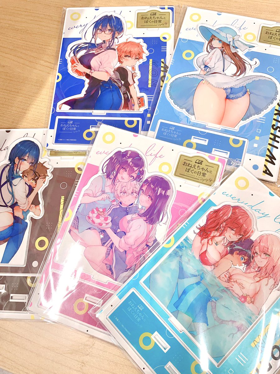 こちらのグッズ予約の締切が本日までとなっておりますのでよろしくお願いいたします
手元にあるグッズと写真を載せてみましたので良ければご参考に✨️アクリル系グッズもオシャレにデザインして頂いていて、マウスパッドは耐久性もあります(自分でも使ってた) 