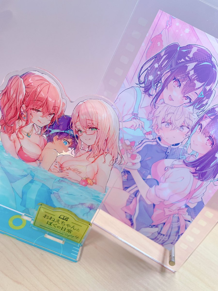 こちらのグッズ予約の締切が本日までとなっておりますのでよろしくお願いいたします
手元にあるグッズと写真を載せてみましたので良ければご参考に✨️アクリル系グッズもオシャレにデザインして頂いていて、マウスパッドは耐久性もあります(自分でも使ってた) 