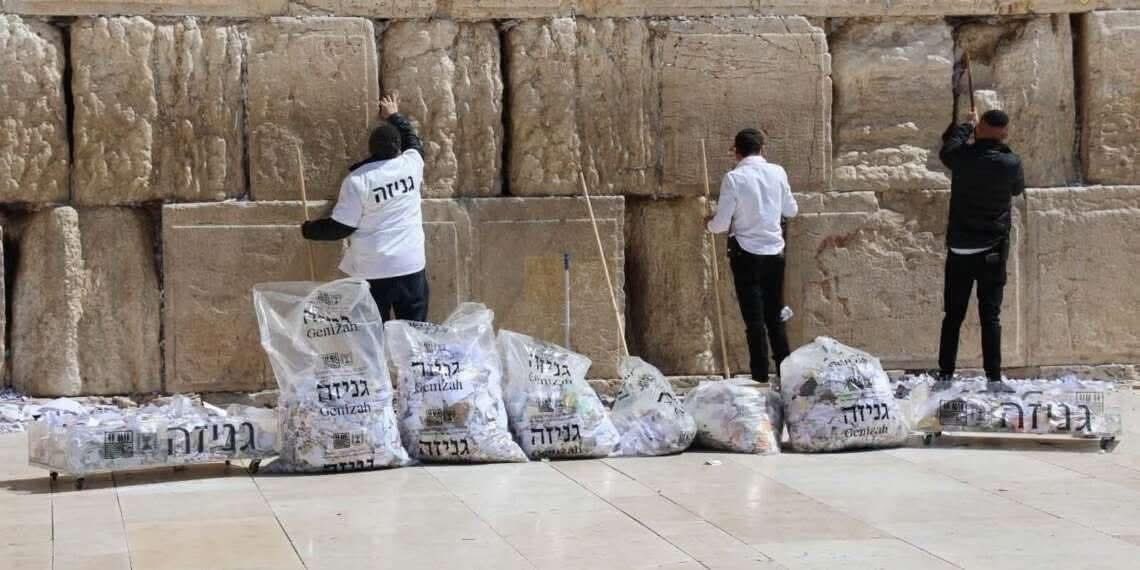 Sin miedo a los misiles iraníes limpian el Kotel antes de la llegada de Pésaj.
Expertos retiran miles de plegarias enviadas desde todo el mundo, incluyendo pedidos de paz provenientes de Irán y otros países hostiles. 

Los mensajes serán resguardados en una guenizá siguiendo las
