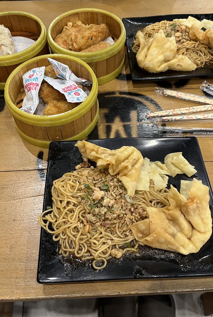 David227105's tweet photo. Cung yg pernah sahur nya makan gacoan👆🏻
Kinda /leuneung https://t.co/KRNX7Mp1Iz