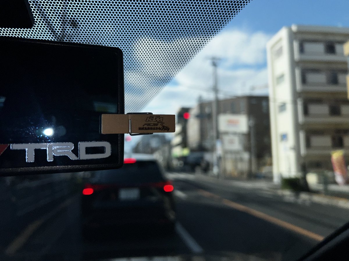 sy62r__'s tweet photo. 息子がやたら推してるミラーに挟むスタイルか
個人的には2枚目の駐車券挟みとして使いたい https://t.co/XcyvqcmMlg