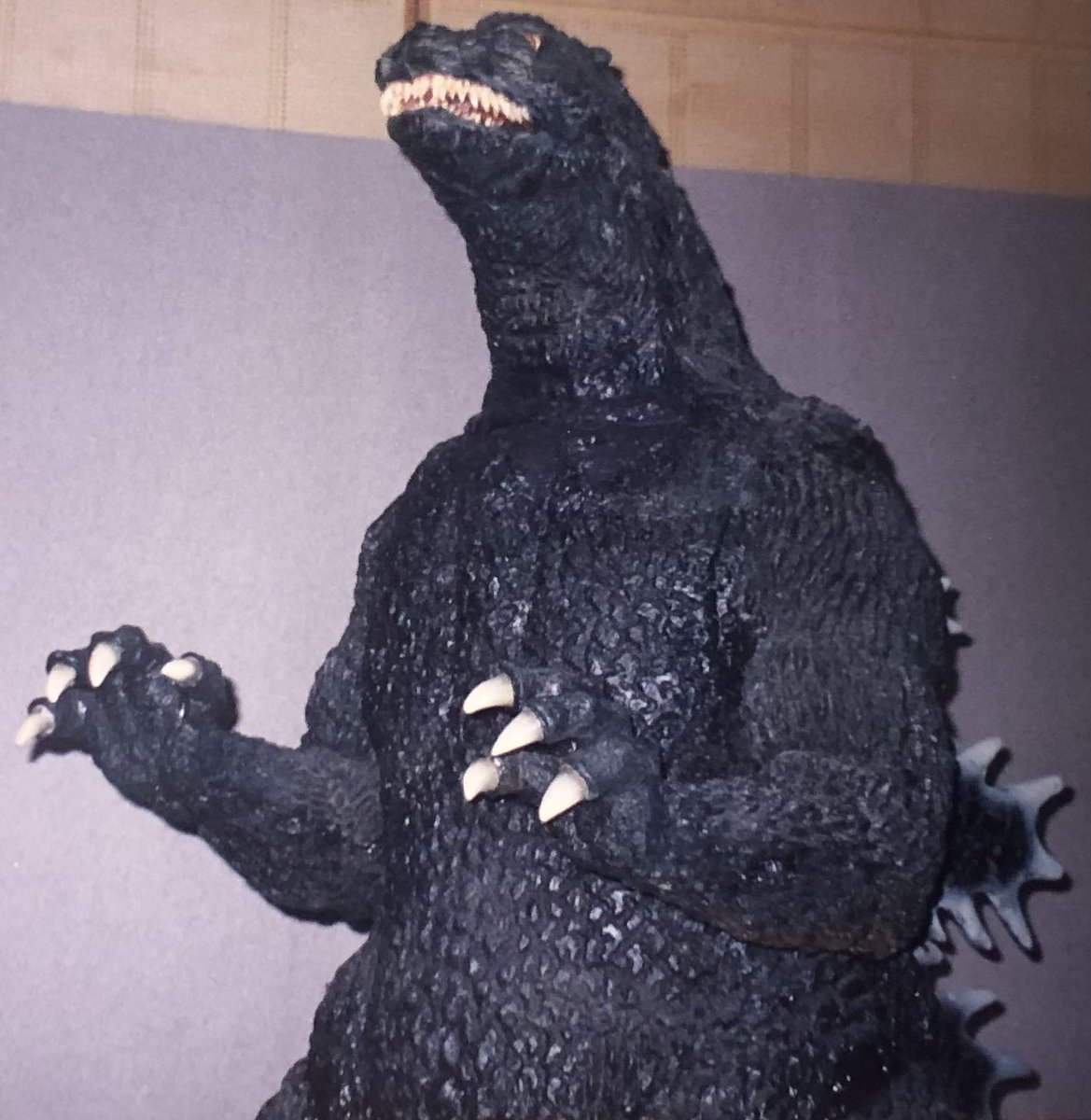 YND0811's tweet photo. メカゴジラコンプリーション、84ページ掲載の展示用ゴジラはツエニー製で、サイエンス展にも飾られていた144ページのものとは別物で、恐らく現存してないですよね…

それとスペゴジの方にはあったラドゴジ？スーツが載っていなかったのは、つまりそういうことなんでしょうか… https://t.co/6jpXgegm4o