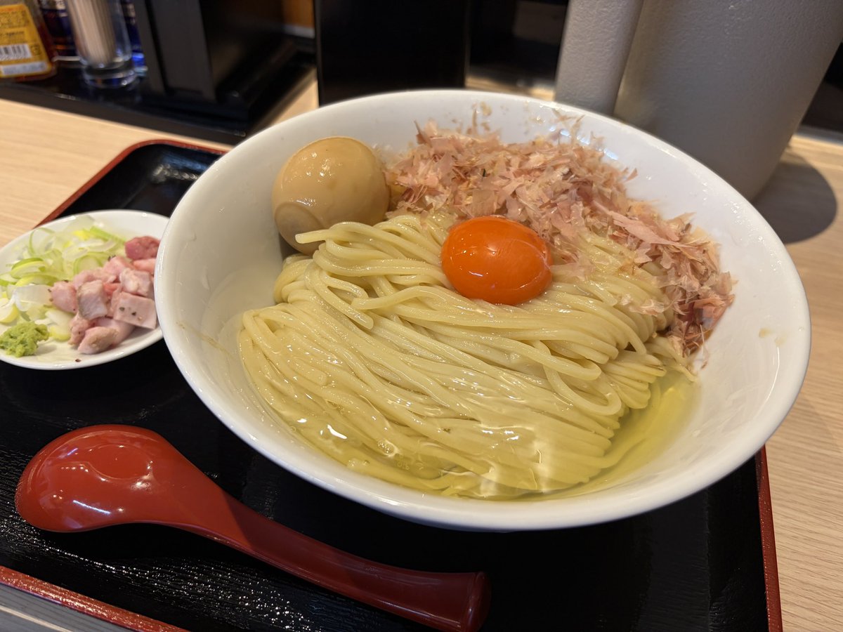 roichiyu's tweet photo. 龍ヶ崎　製麺堂てつ
味玉TKM（カツオ）
並
初訪問
冷たいってわかってても
麺持ち上げて
ふー、って2回やりました
おいしくいただきました
並でお腹いっぱいです
つけも中華そばも気になる
悩みます
ごちそうさまでした https://t.co/wEBwW2ovhS