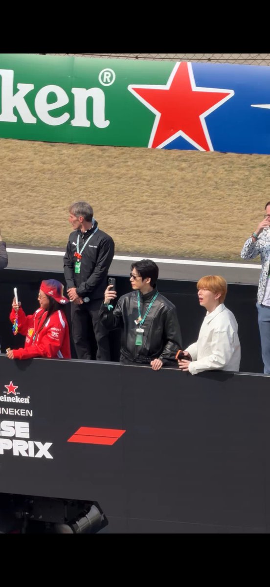 ONLINE!🐰| personal shopper+fangirl 🎶 tweet media