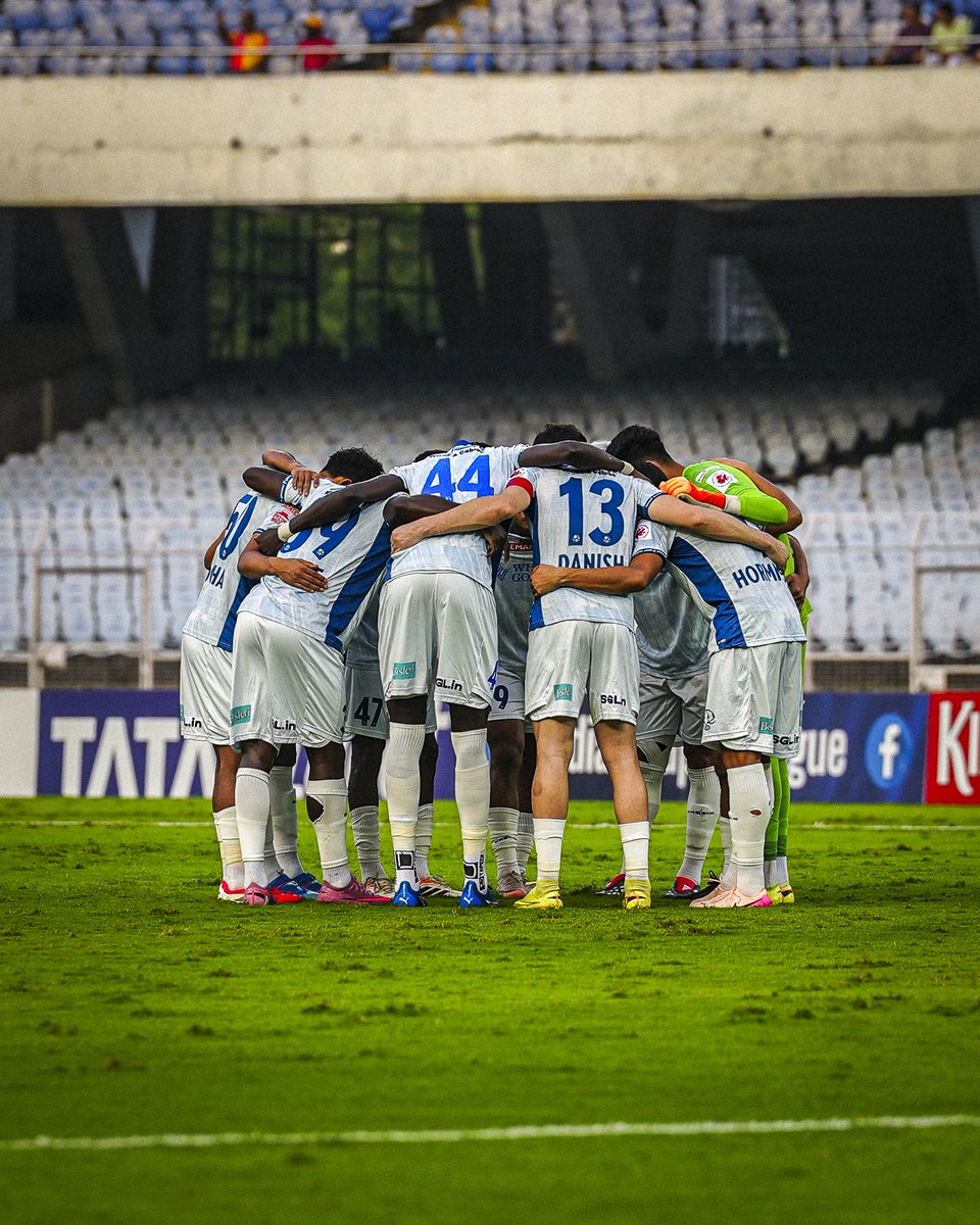 KeralaBlasters's tweet photo. Left it late, a stoppage-time leveller ensured the Blasters returned from Kolkata with a hard-earned point ๐ตโช๏ธ
Read the match report on our website ๐
Click here: https://t.co/LJLA9CxNNK
#KeralaBlasters #KBFC #YennumYellow #EBFCKBFC #ISL12 https://t.co/tzZRldRCs2