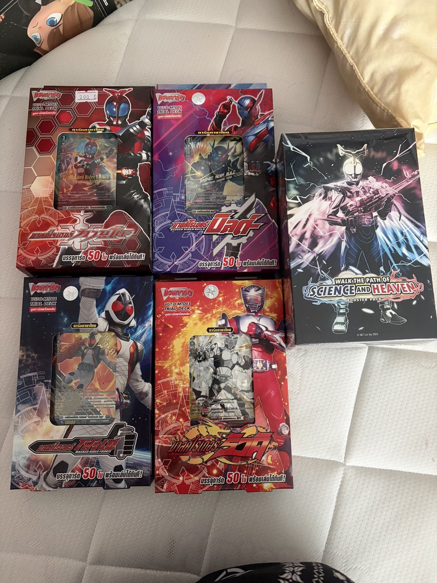 Natsuemon's tweet photo. タイ版ヴァンガード
仮面ライダーコラボ開封！
スターター4デッキ＋ブースターBOX
最高のラインナップ⚡ https://t.co/SBLUKdadQH