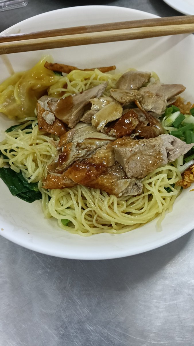 TheLazyFox tweet media