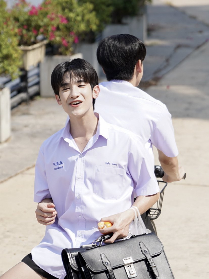 ppassawishh's tweet photo. ไม่ลืมที่จะมีส้มติดมือมาด้วย อร่อยปะคั้บส้มหวานใจ🤪🍊
#almonprogress
#WhenOrangesFallQ5
#almondbabybigboy #ProgressPassawish https://t.co/byTDxaV2Yt