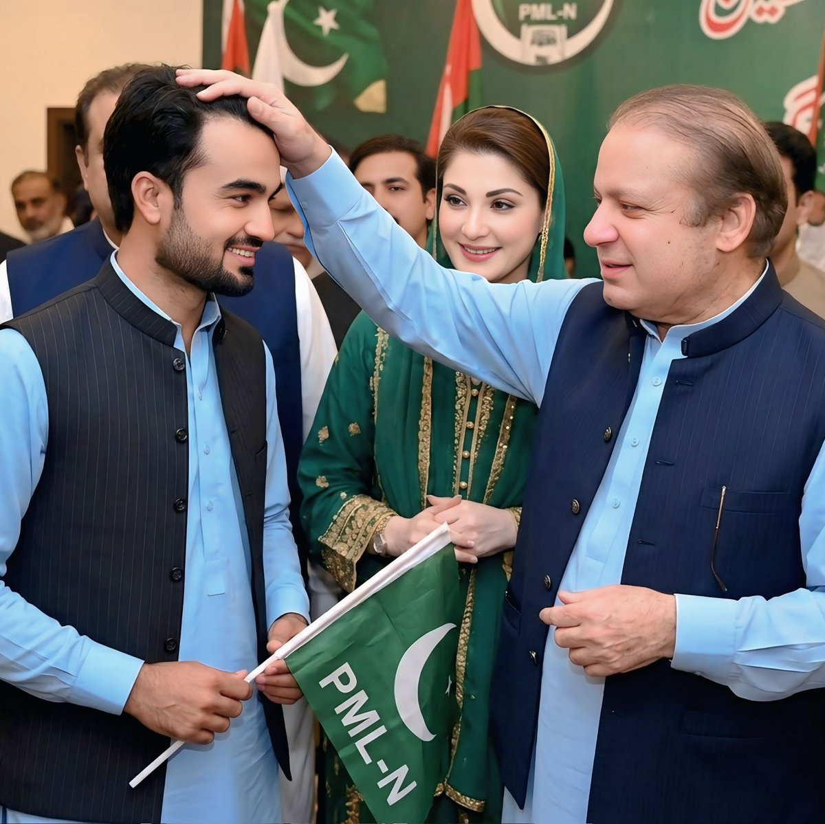 Pmlnpunjab44's tweet image. #profile change
لبوں پہ جب بھی سجی ہے نواز کی وہ ہنسی امیدِ نو کی کرن جگمگا اٹھی ہے ہر سو
​تیری مسکراہٹ ہے علامت امن و امان کی سلام تجھ کو اے رہبرِ شانِ پاکستان🥹❤️
@MaryamNSharif