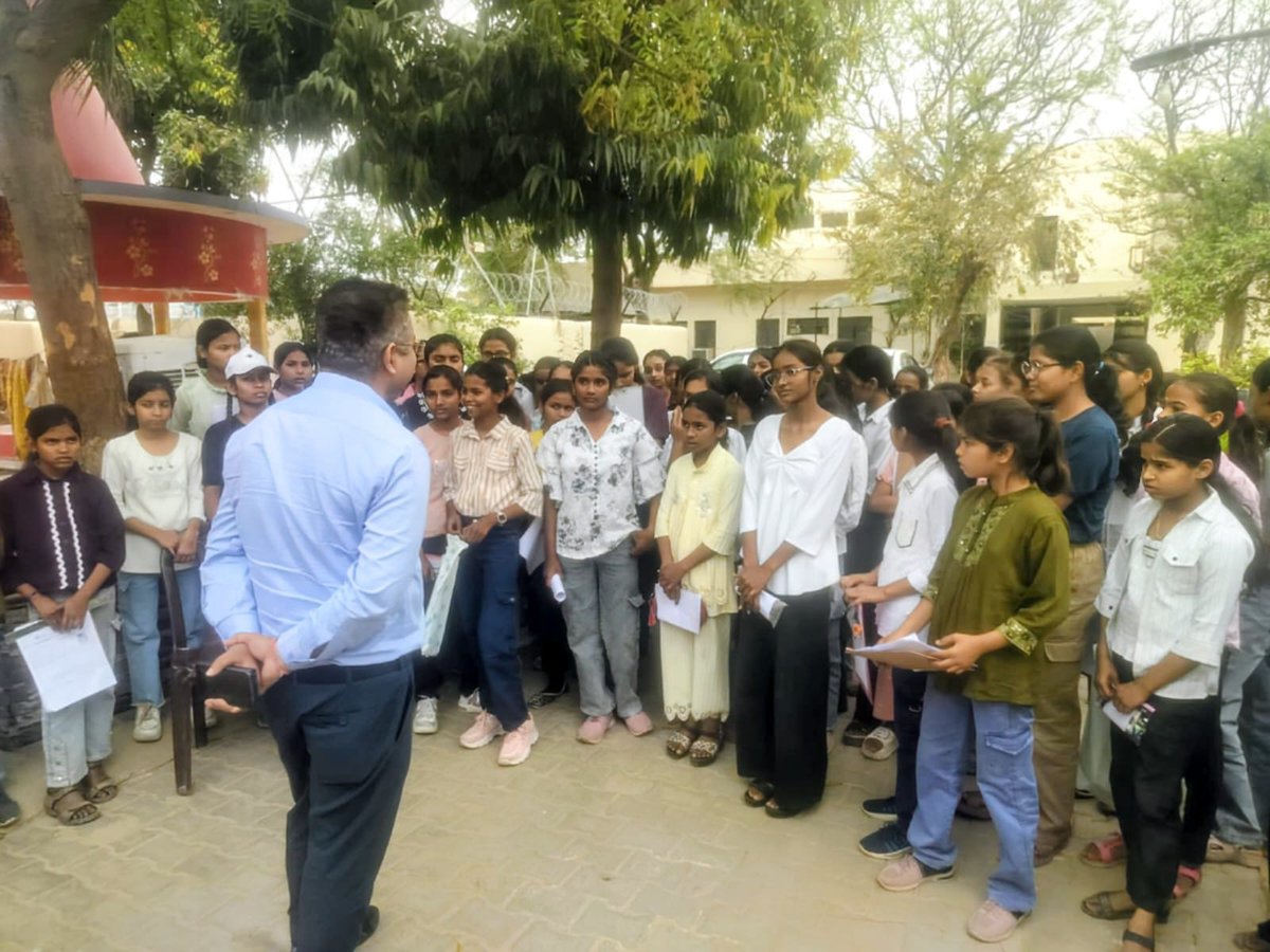 <a href="/SarvodayUP/">Jai Prakash Narayan Sarvodaya Vidyalaya</a> बालिका, मोहान रोड लखनऊ में प्रवेश परीक्षा हेतु उपस्थित छात्राओं से समाज कल्याण अधिकारी लखनऊ अंजनी कुमार सिंह द्वारा प्रवेश परीक्षा के संबंध में जानकारी एवं उन्हें उज्जवल भविष्य की शुभकामनाओं के साथ आगामी जीवन में सफल होने के दृष्टिगत संवाद कर प्रेरित किया गया।