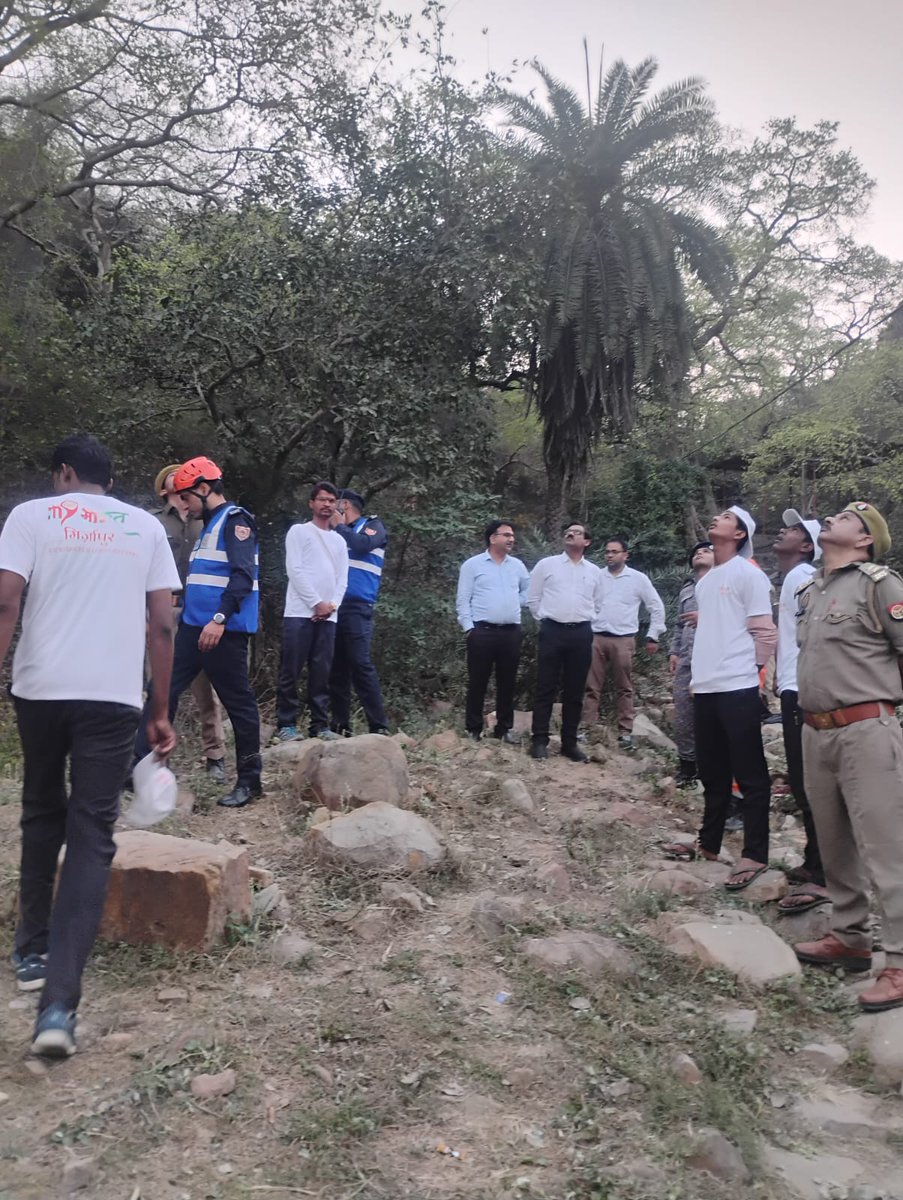 Mirzapurmyb's tweet image. Volunteers actively participated in a Mock Drill Exercise conducted by UP SDMA. The #drill simulated an emergency scenario where #Vindhyachal ropeway operations were disrupted due to unforeseen circumstances, #testing #preparedness, coordination, &amp;amp; quick #response.🤝🚨
Dt:12.3.26