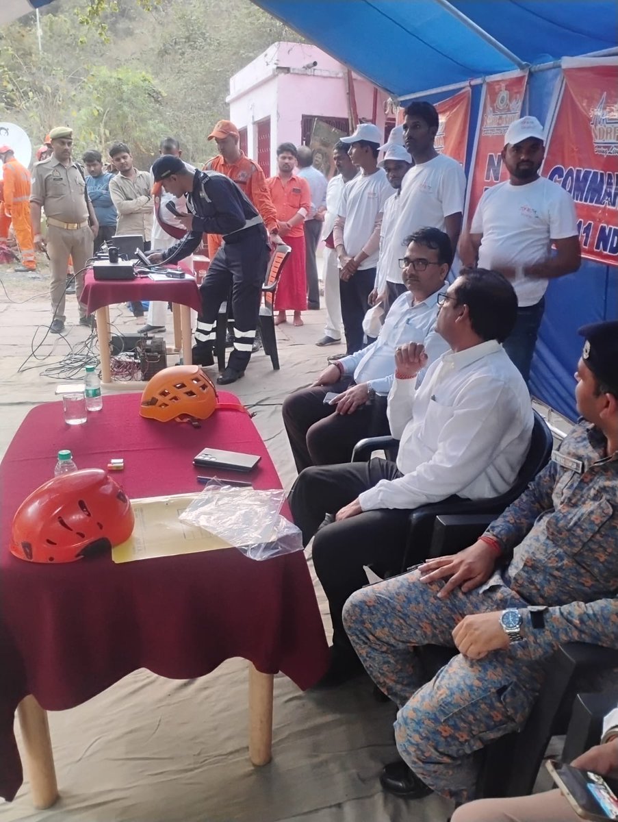 Mirzapurmyb's tweet image. Volunteers actively participated in a Mock Drill Exercise conducted by UP SDMA. The #drill simulated an emergency scenario where #Vindhyachal ropeway operations were disrupted due to unforeseen circumstances, #testing #preparedness, coordination, &amp;amp; quick #response.🤝🚨
Dt:12.3.26