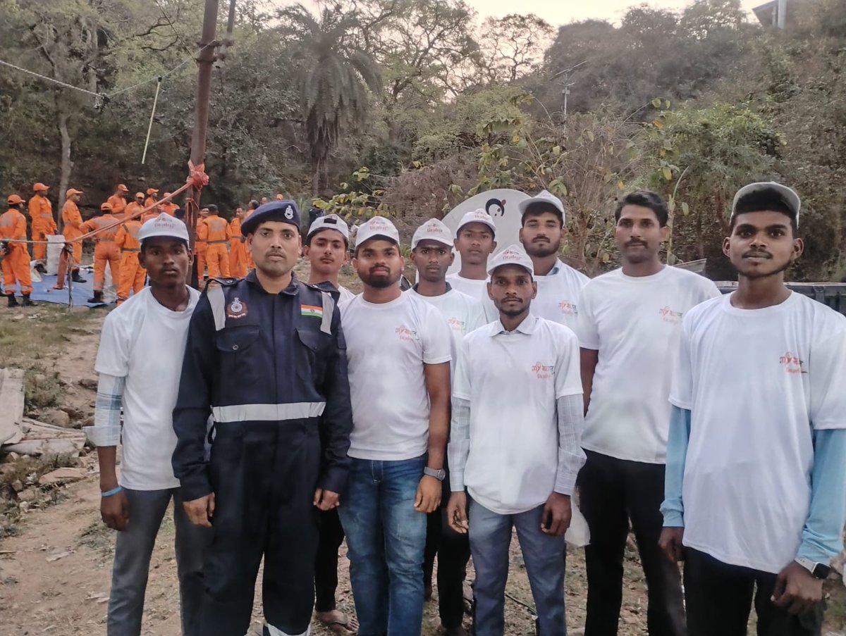 Mirzapurmyb's tweet image. Volunteers actively participated in a Mock Drill Exercise conducted by UP SDMA. The #drill simulated an emergency scenario where #Vindhyachal ropeway operations were disrupted due to unforeseen circumstances, #testing #preparedness, coordination, &amp;amp; quick #response.🤝🚨
Dt:12.3.26