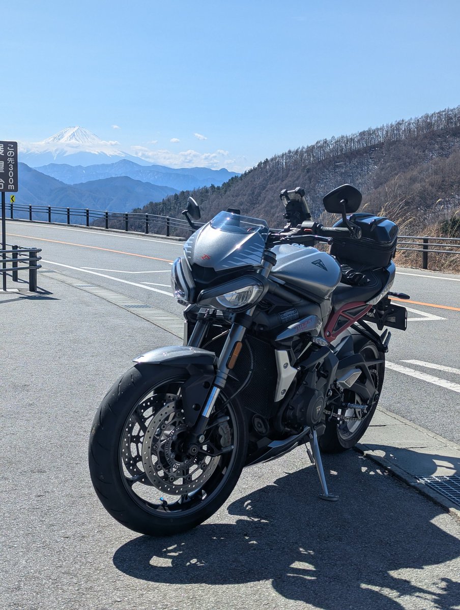Yaxtusyi's tweet photo. 暖かいので散歩。帰りに周遊道路を通ったら日陰でズルっと。怖かった😰 https://t.co/qVFnAoVSDw