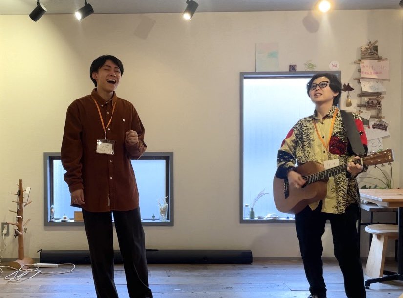Rie_Licht's tweet photo. 【心震える「今の自分」を切り取った、世界で一つだけの歌】

昨日は、「心震える人生を送るための、歌詞作りワークショップ」でした🎤✨

協働パートナーのケイちゃん@kei_gradation と創るこの場も3回目。

（急遽の欠席者もあり）少人数での開催となった昨日は

ゆったりとした空間と時間の中で、各々の内側に深く入っていき、それを身体と心で感じて、葛藤し、わかちあい、昇華していく、そんな時間だったように感じます🫧

このワークショップは、単なる「歌詞の作り方講座」ではないのです。

🔹自分にとっての心震える、とは何なのか？

🔹自分が今一番表現したいことは何なのか？

🔹今までの自分ならやらないことで今やると人生が変わりそうなことは何なのか？

そんな問いとともに、深く自分自身の内側に
潜っていく時間でもあります。

それをみんなでわかちあい
受け止め合い
言葉をかけあい

そこにある空間・人・エネルギー・過去・未来、様々なリソースを統合したものが、「歌詞」となり、メロディーに乗せて、ケイちゃんのアコースティックギターとの共演で、「歌」となり放たれる🎸

そんな、「今のその人」しか創れない唯一無二の作品の誕生に立ち会えることが、私にとっても「心震える時間」です。

昨日誕生した、皆さんの作品たちに盛大な祝福を🙌

そして、参加してくださった皆さん、ケイちゃん、ありがとう🌸