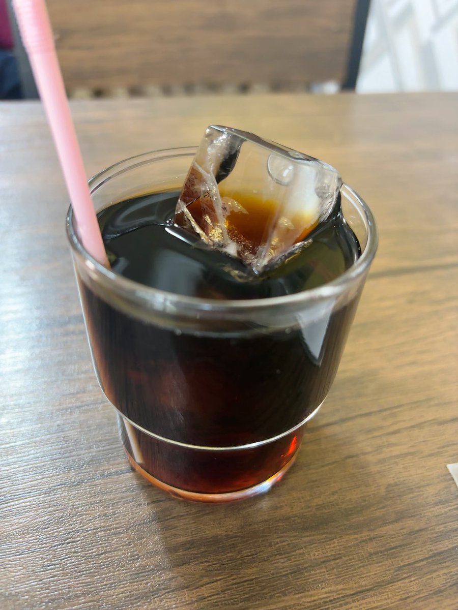 梅田のスタジオ前、、行きたかったランチのお店結局どこも行列でキーボードかついで歩き回って結局安定のタイ料理店へ。

梅田というか西天満に近いからだいぶ歩いたけどさぁ、パッタイとグリーンカレーでコーヒー付いて880円だぜ？？？

梅田の真ん中で食べたらどこも倍額だぜ？

やばくね？？