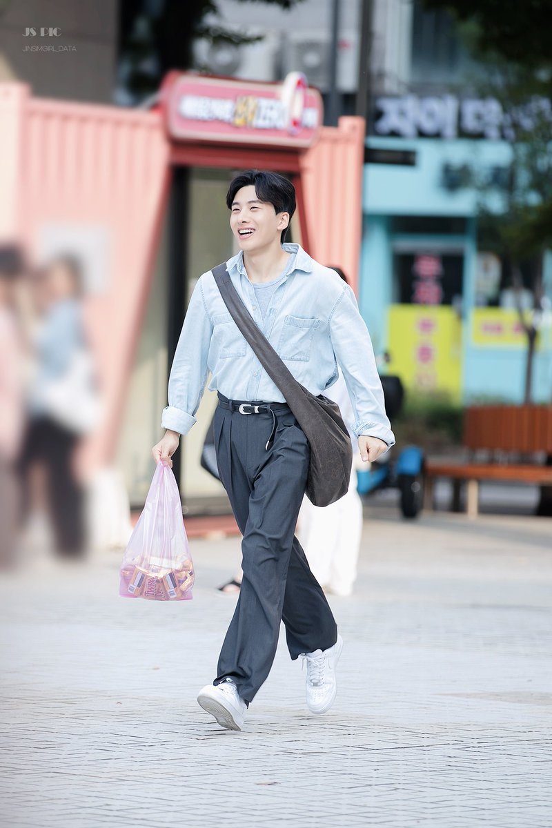 imjinsimgirl's tweet photo. 퇴근길에서 휀걸들 나눠주려고 초코렛이며 마스크팩이며 바리바리 챙겨오는 어떤 다정곰🐻 https://t.co/ayyiZPYUT4