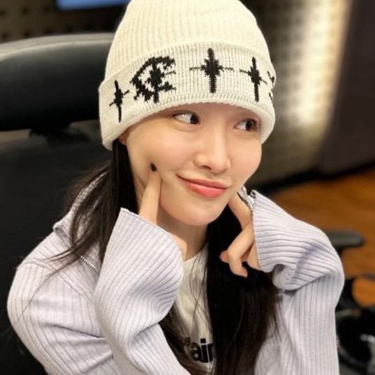 ultskimchungha's tweet photo. guys lets remember that at the end of the day, just trust in chungha. 🤍🥺 she is always working so hard and loves haarts so much. she wants to see us more and she truly deserves the entire world. if she’s happy then nothing else matters. https://t.co/rQaicMrf70