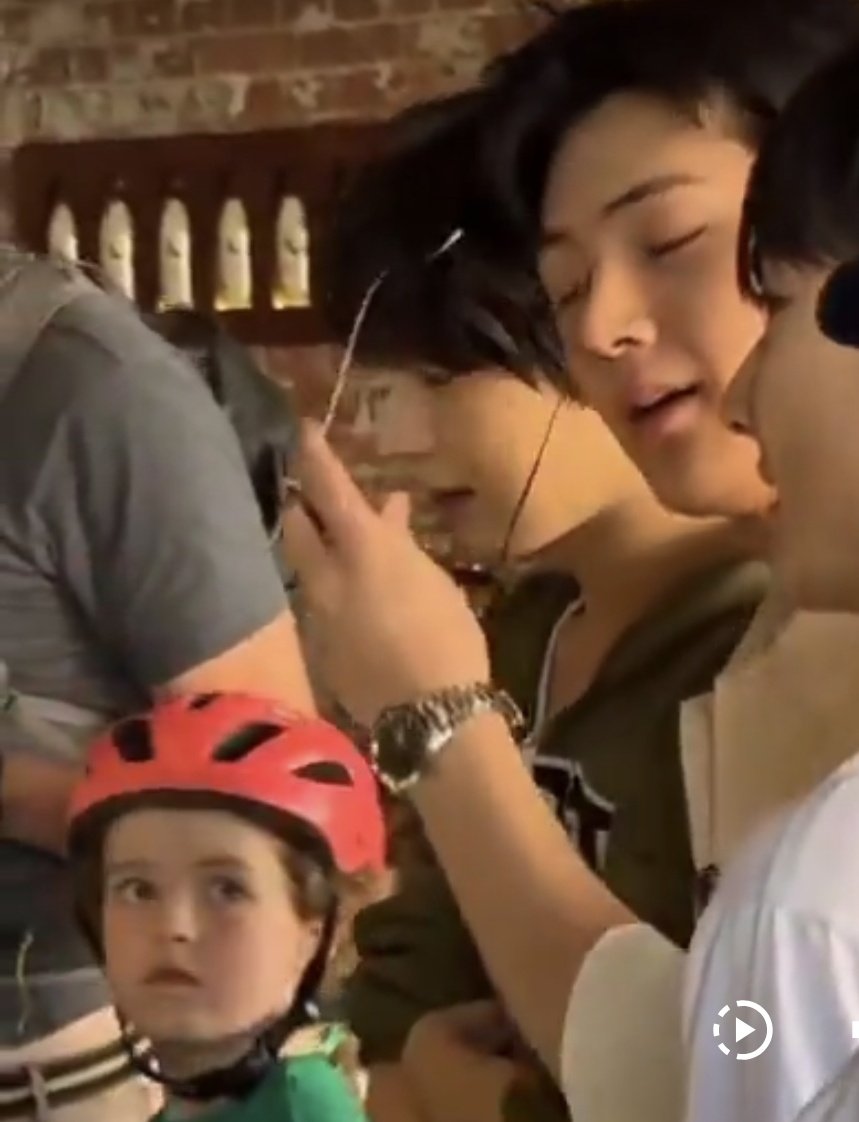 bundJakeSim's tweet photo. excuse me, jay????

He's really like a rich dad who brings his kids shopping ㅠㅠ and the baby kid's expressions? ㅋㅋ that's so me https://t.co/PIu7HyntIq