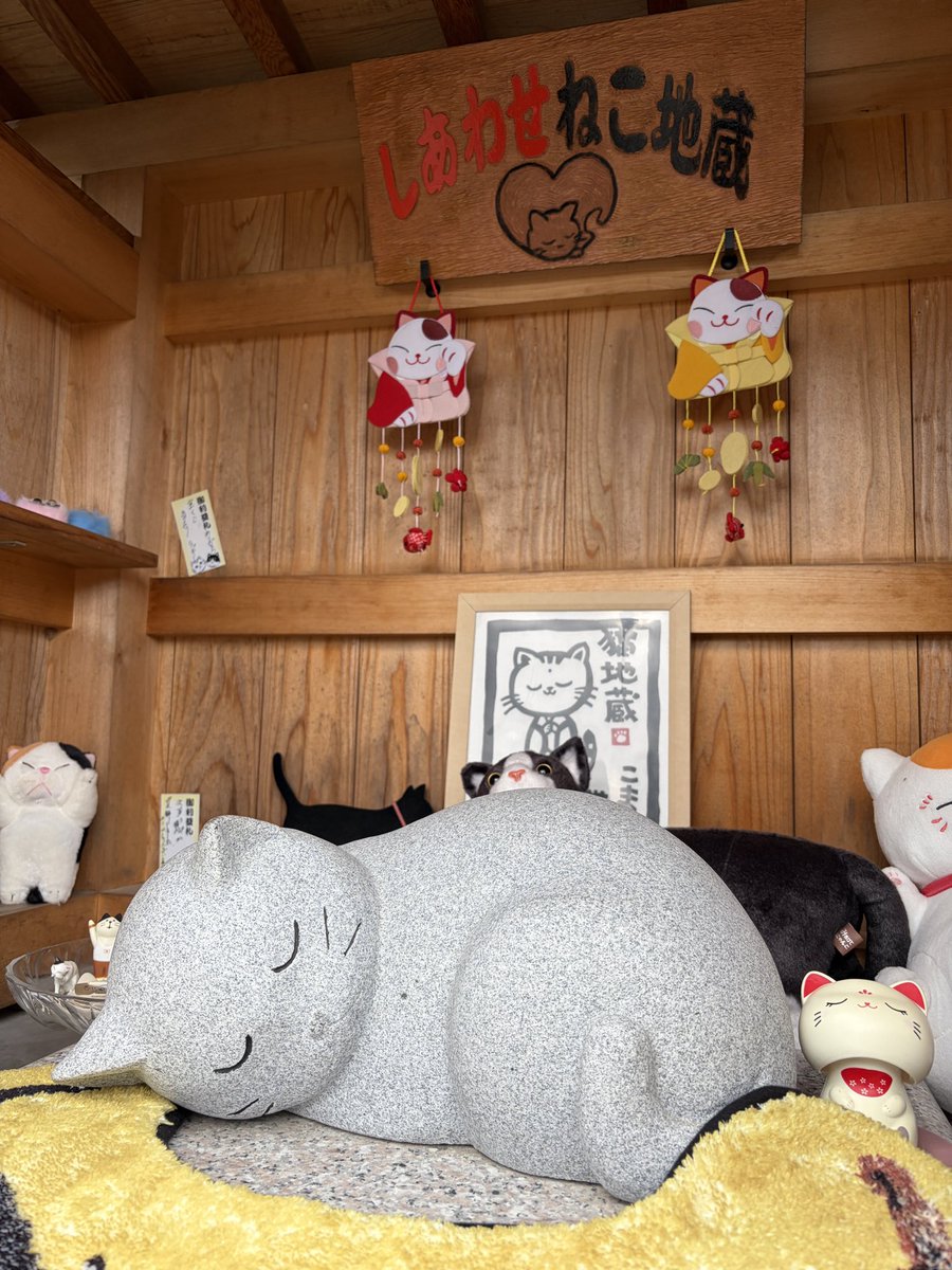 Sheeta_Hanamaru's tweet photo. とても可愛らしいお地蔵さまを
お参りしました🐱💕

副住職で鍵しっぽが可愛いみけさんには会えなくて残念でしたけど
我が家の猫たちの健康長寿を願ってお地蔵さまをなでなでしてきました😊 https://t.co/tJLjlLKl2A