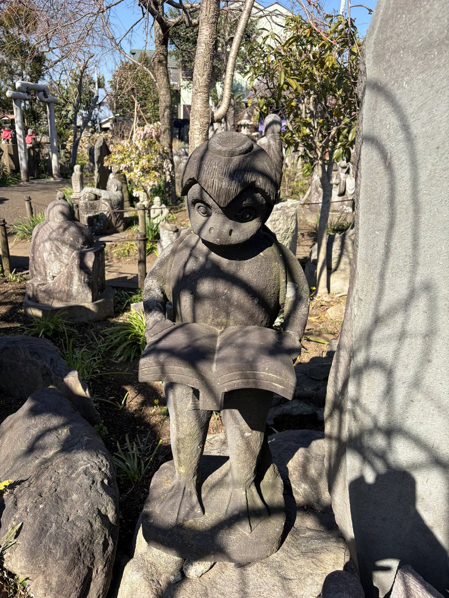 Firepanda777's tweet photo. 神奈川県大和市にあるミツマタで有名な常泉寺に行ってきました。境内には河童の像が立ち並び、ミツマタが至る所に咲いています。早咲きの桜も満開。せんとくんの作者、やぶうちさとしの作品があるのも見所です。 https://t.co/dZOpfA0I32